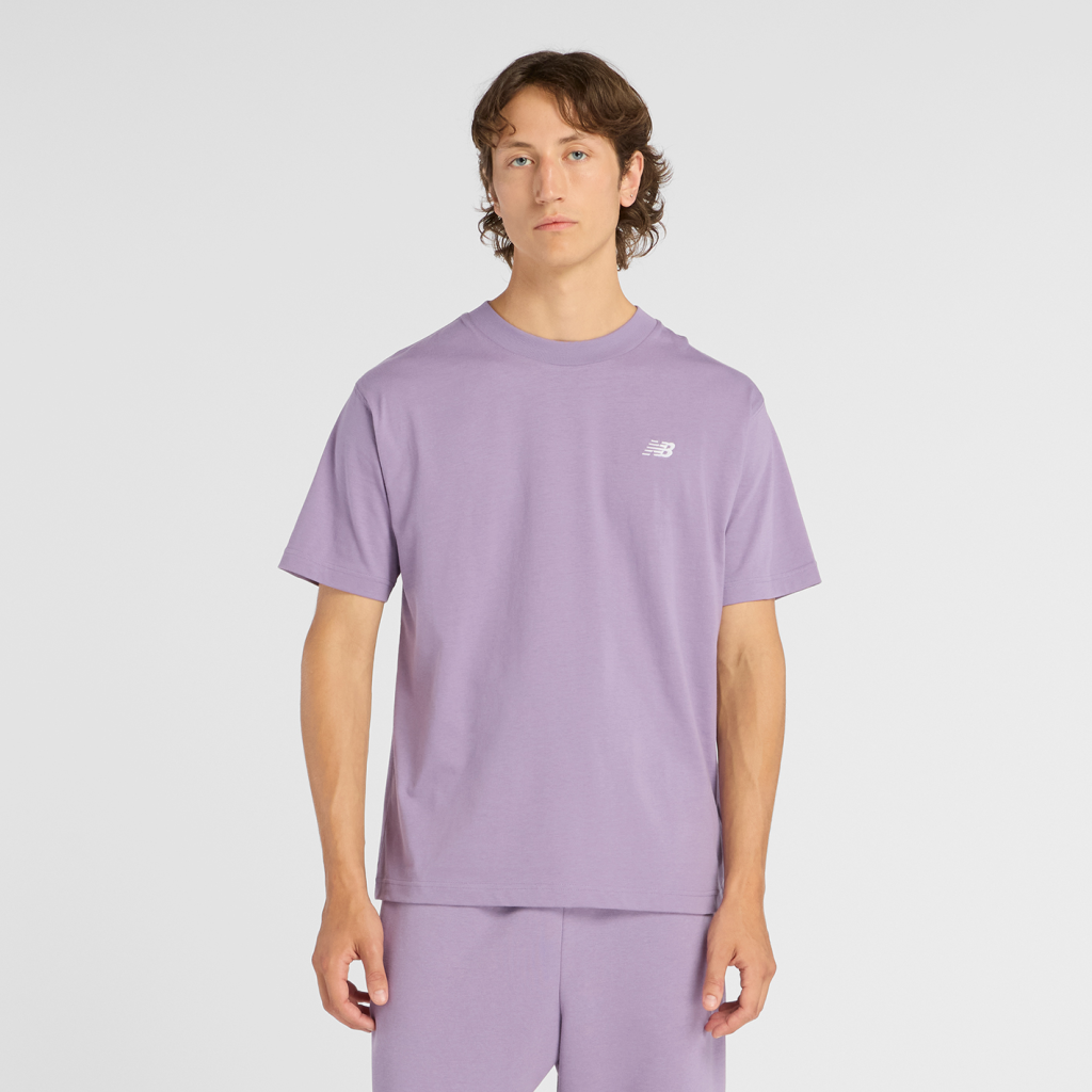 New Balance Sport Essentials Small Logo T-Shirt in VIOLETT