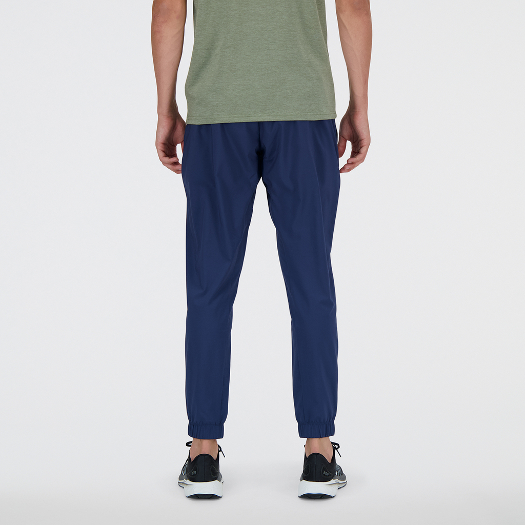 New Balance Active Woven Jogger nb navy model_bild_back_brandshop