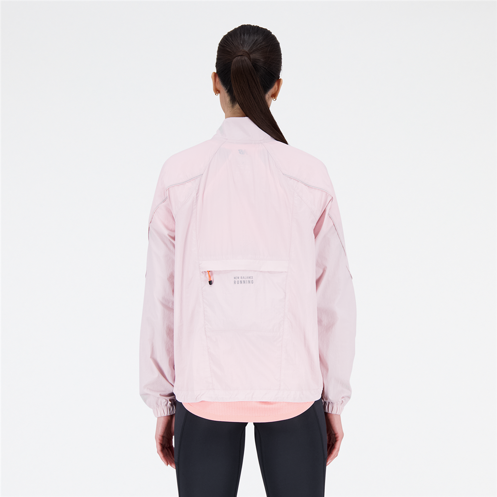 W Printed Impact Run Light Pack Jacket stone pink model_bild_back_brandshop