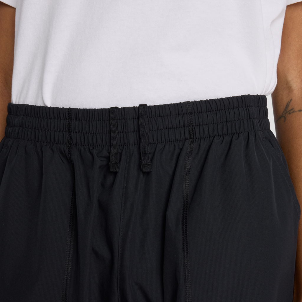 New Balance W Trackside Woven Pant in SCHWARZ