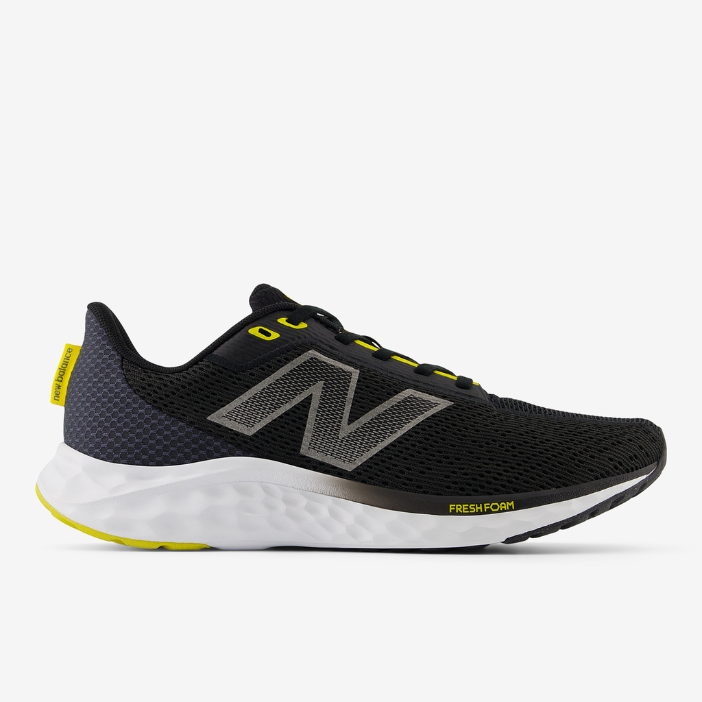 New Balance M Arishi v4 Laufschuhe in SCHWARZ