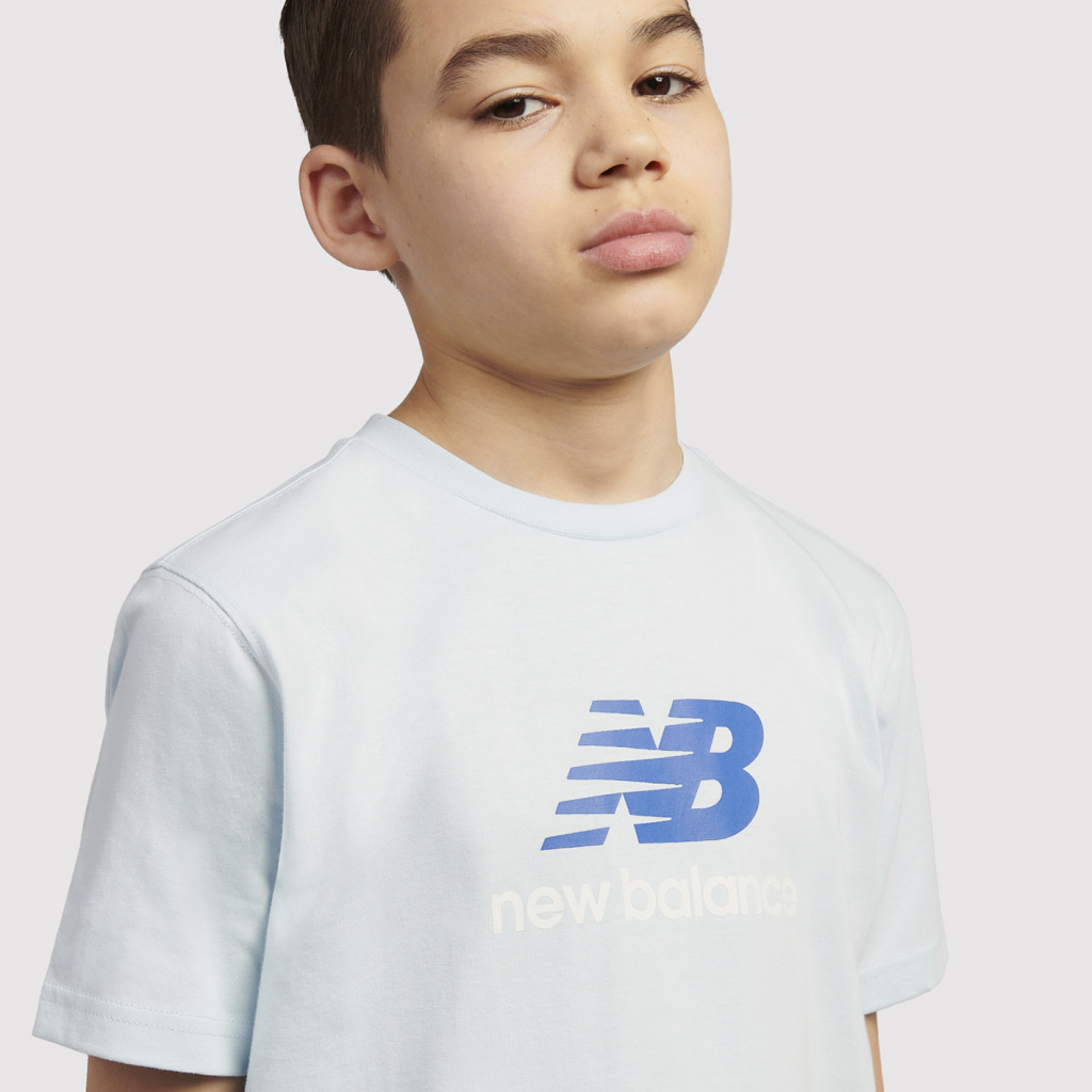 New Balance B NEW BALANCE JERSEY STACKED LOGO TEE in GRAU