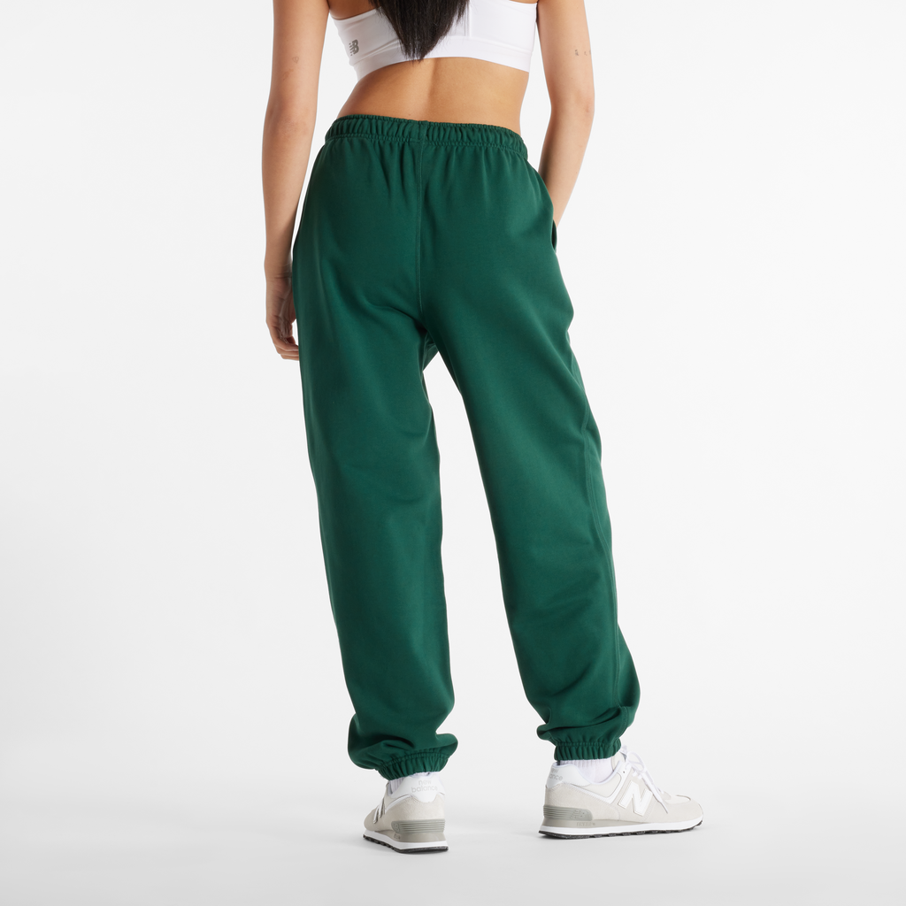 W NB Athletics French Terry Jogger nightwatch green model_bild_back_brandshop