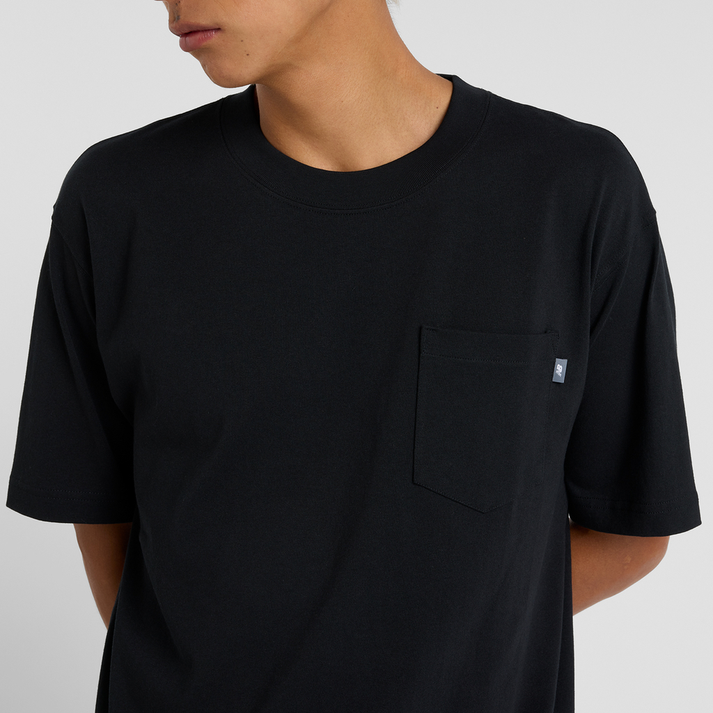 New Balance Athletics Cotton Pocket T-Shirt in SCHWARZ