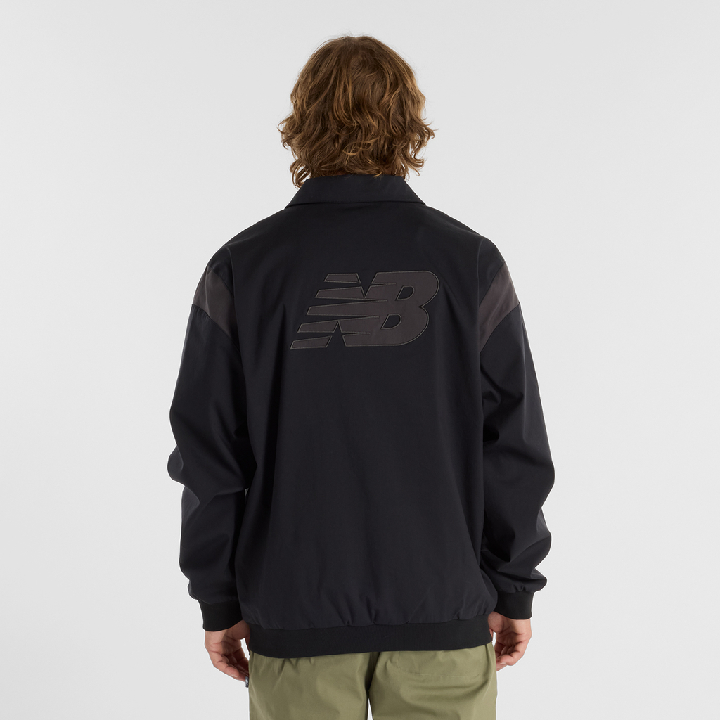 New Balance Athletics Varsity Jacket in SCHWARZ