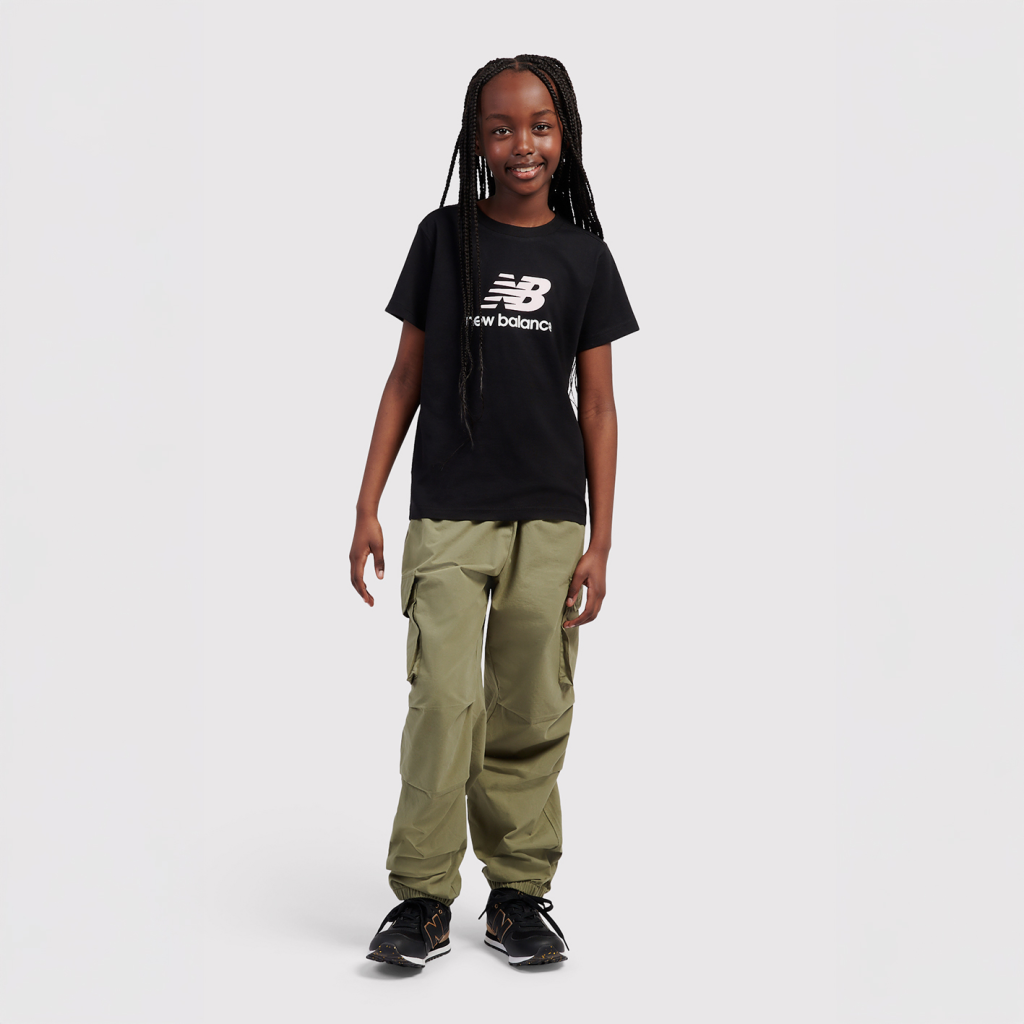 New Balance G NEW BALANCE JERSEY STACKED LOGO TEE in SCHWARZ