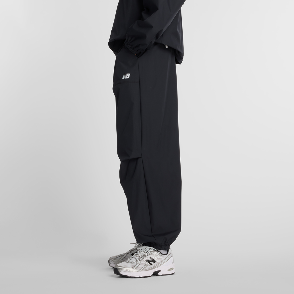 New Balance W Trackside Woven Pant in SCHWARZ