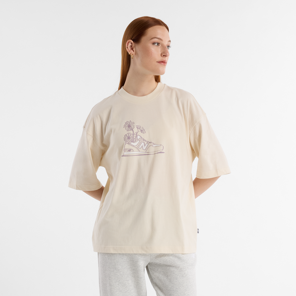 W New Balance Oversized Flower T-Shirt linen Hauptbild_brandshop