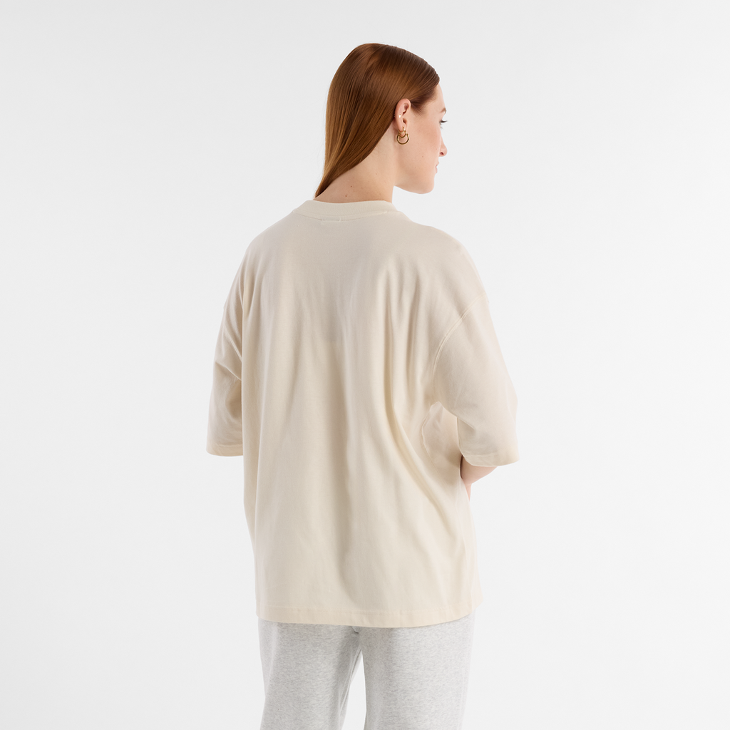 W New Balance Oversized Flower T-Shirt linen model_bild_back_brandshop