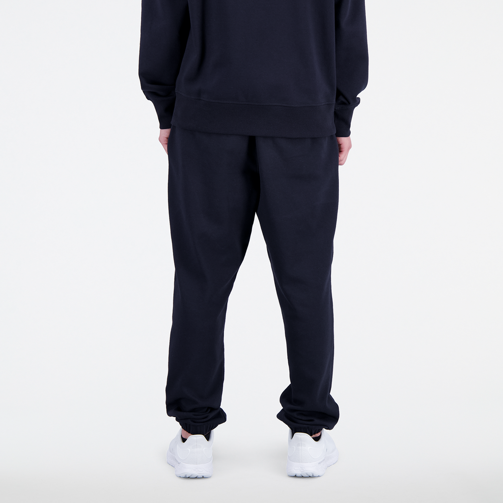 Essentials Stacked Logo Sweatpant black model_bild_back_brandshop