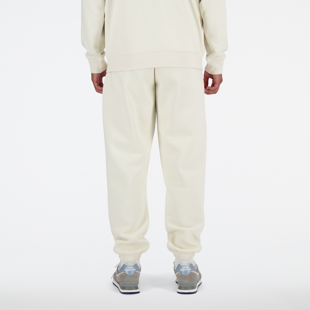 New Balance Fleece Jogger linen model_bild_back_brandshop