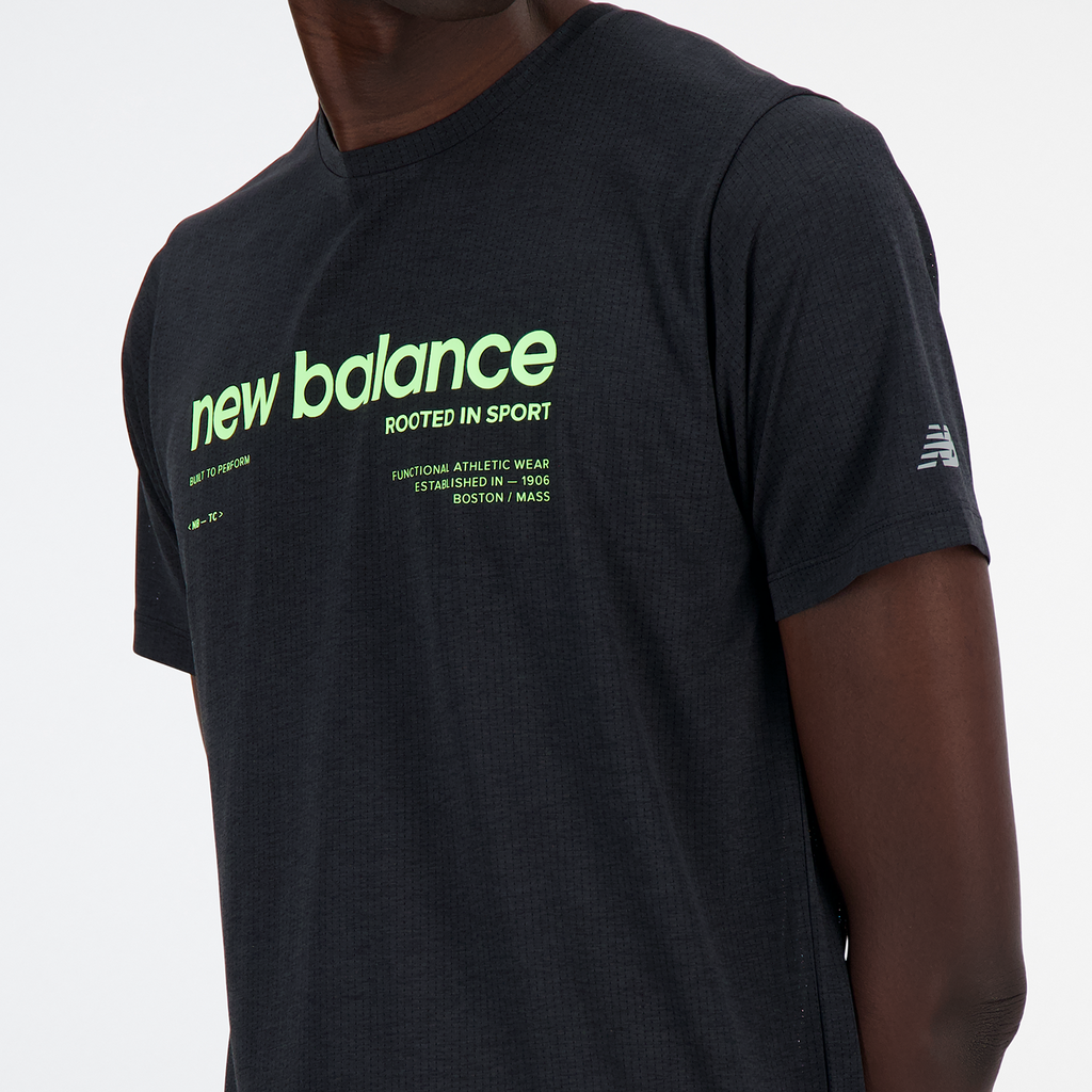 New Balance NB Athletics Printed Run T-Shirt in SCHWARZ