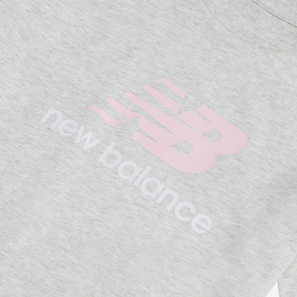 New Balance G NEW BALANCE JERSEY STACKED LOGO TEE in GRAU
