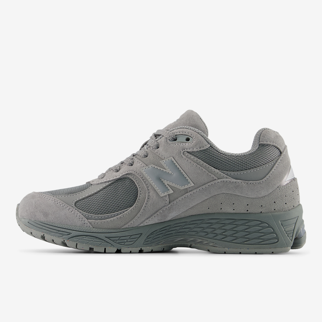 New Balance M 2002R Elevated Essentials Freizeitschuhe in GRAU