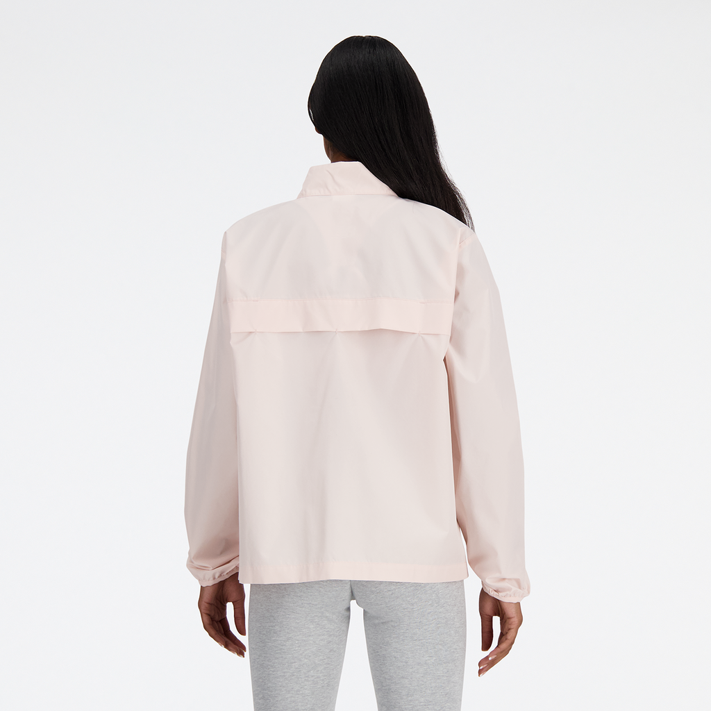 W New Balance Active Woven Jacket quartz pink model_bild_back_brandshop