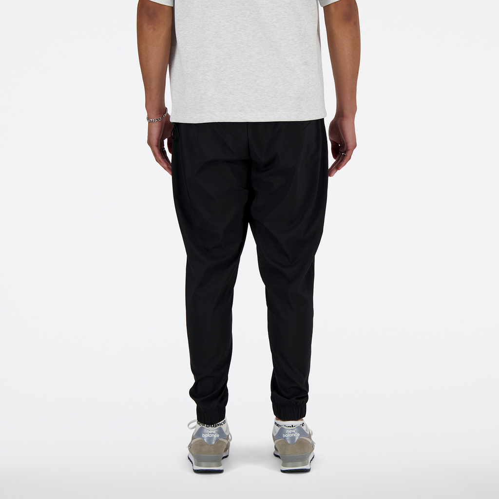 New Balance Active Woven Jogger black model_bild_back_brandshop