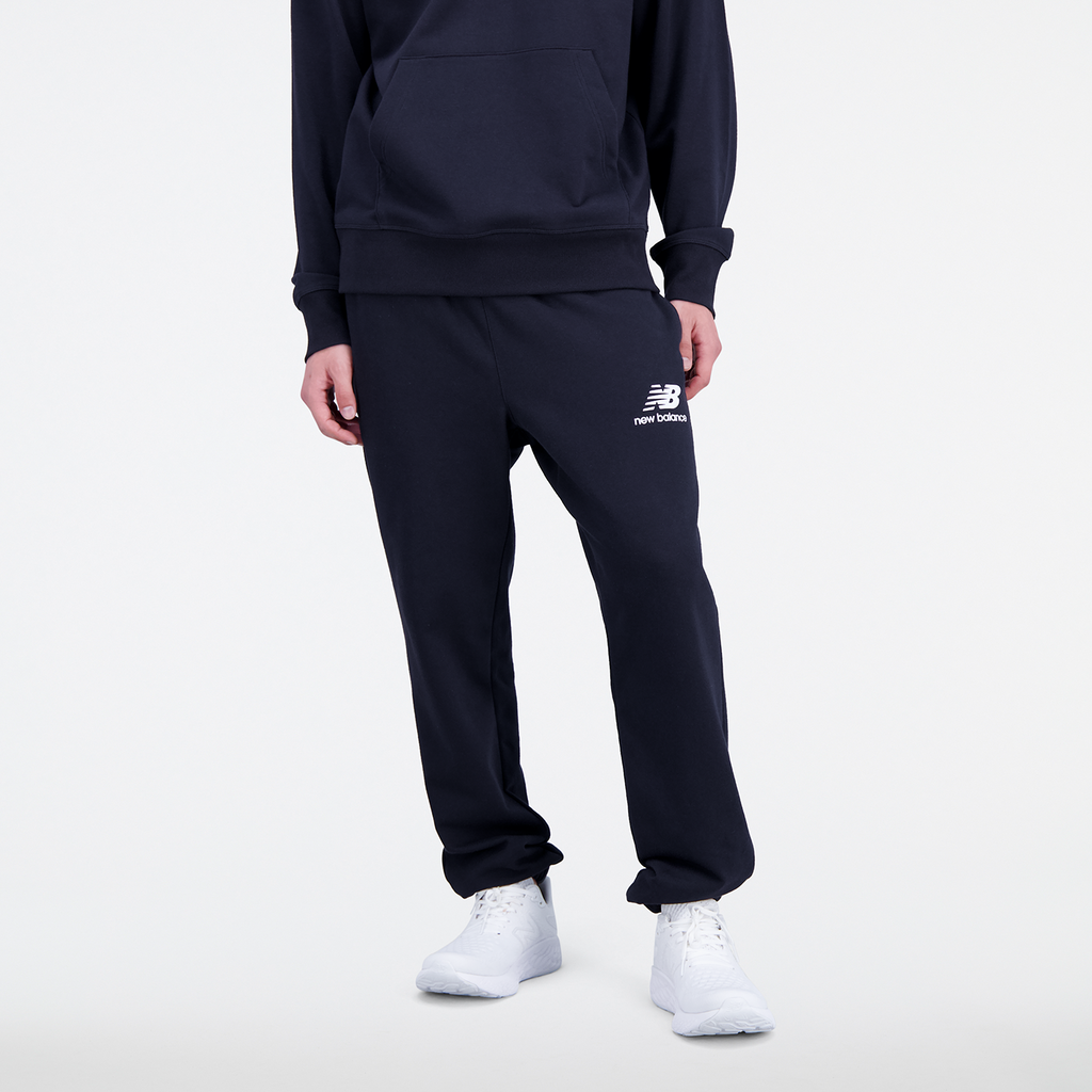 Essentials Stacked Logo Sweatpant black model_bild_brandshop