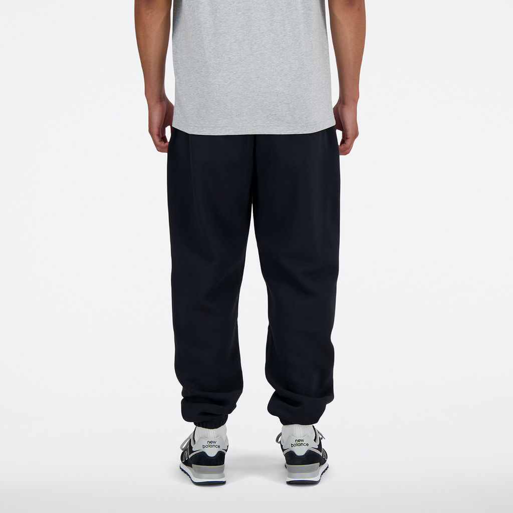 New Balance Fleece Jogger black model_bild_back_brandshop