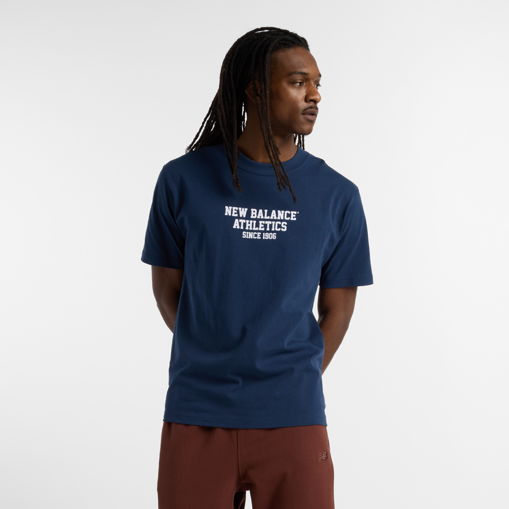 New Balance Varsity Graphic T-Shirt in BLAU