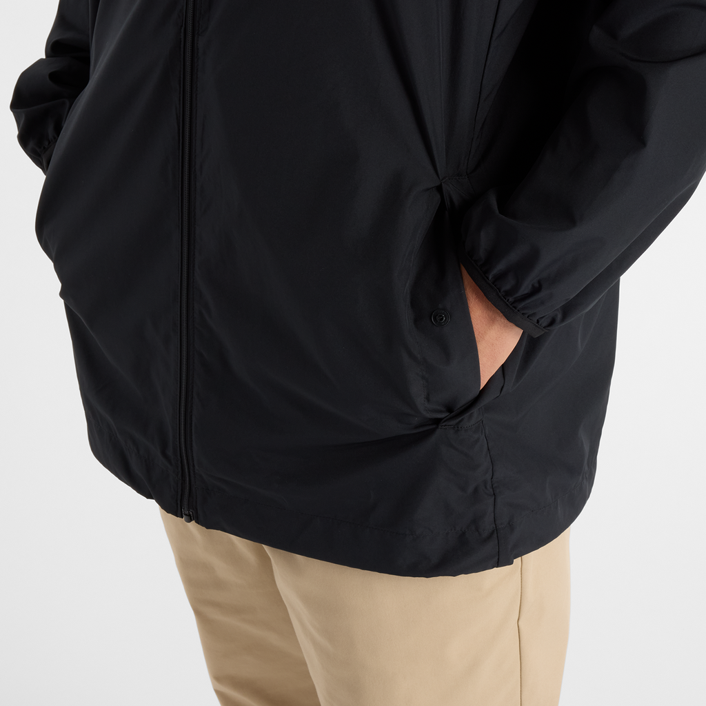 New Balance Athletics Packable Jacket in SCHWARZ