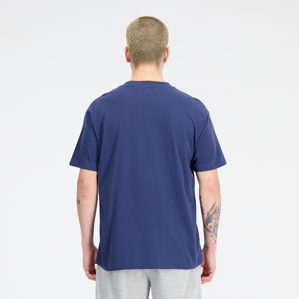 NB Sport Seasonal Graphic Brand T-Shirt nb navy model_bild_back_brandshop