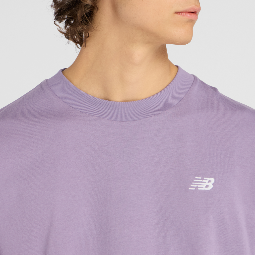 New Balance Sport Essentials Small Logo T-Shirt in VIOLETT
