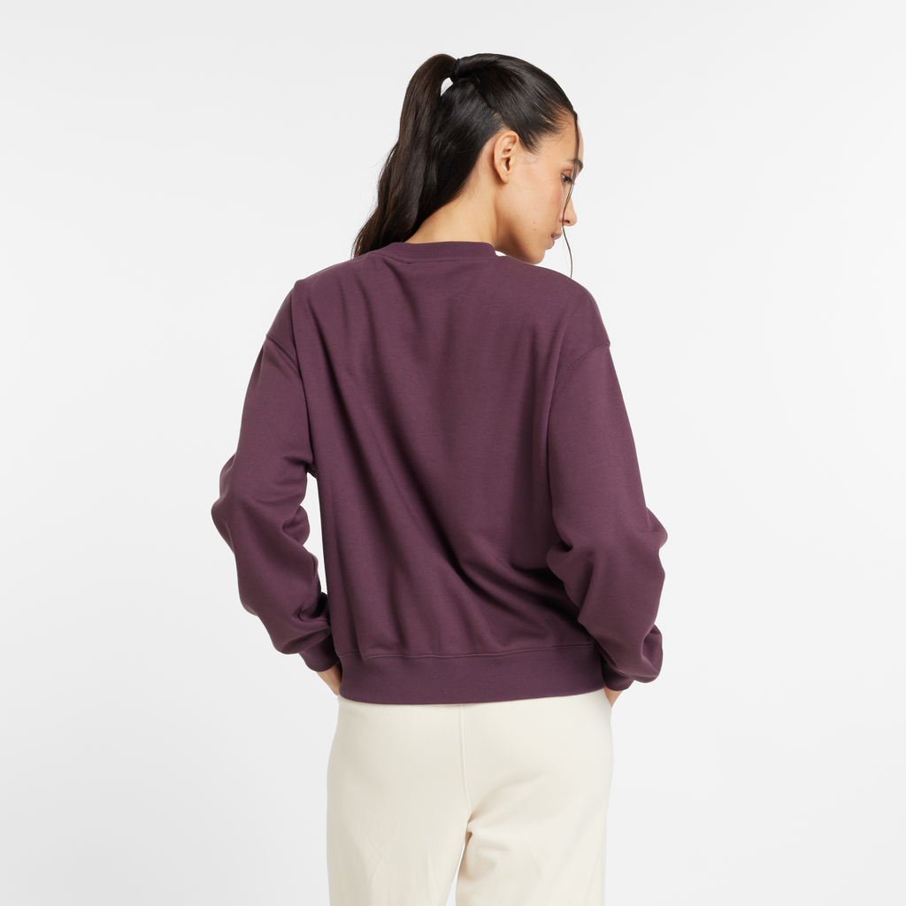 W New Balance French Terry Oversized Logo Crew plum brown model_bild_back_brandshop