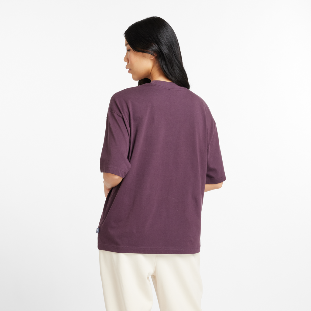 W New Balance Oversized Flower T-Shirt plum brown model_bild_back_brandshop