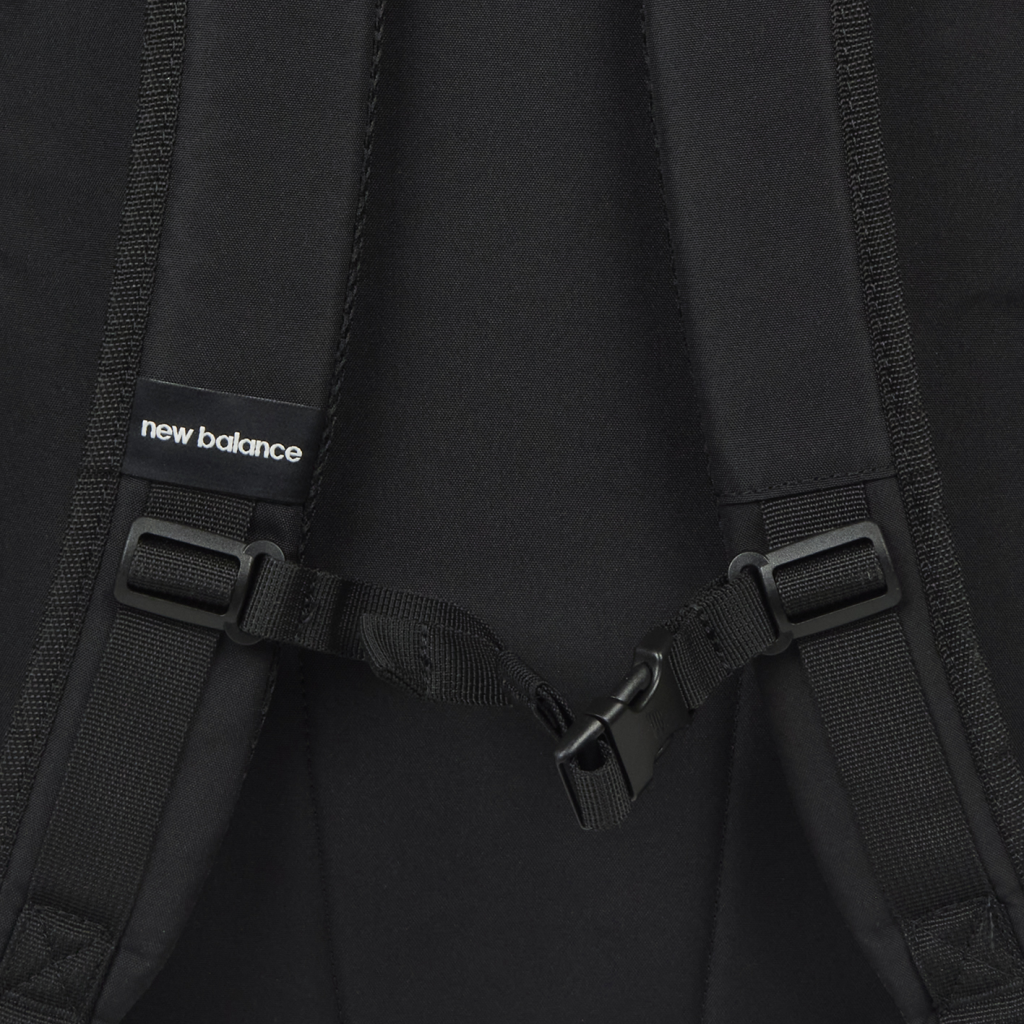 New Balance Essentials Backpack in SCHWARZ