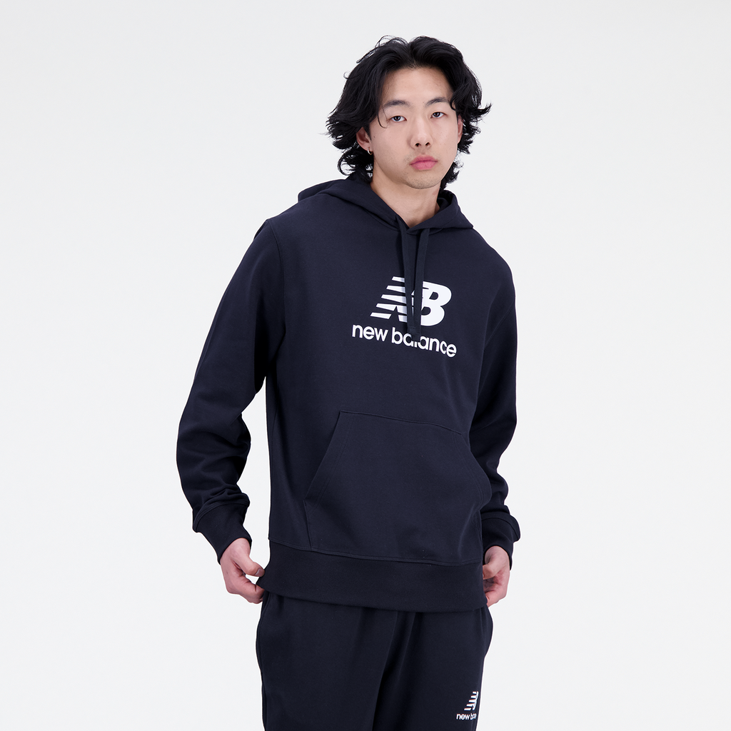 Essentials Stacked Logo Hoodie black model_bild_brandshop