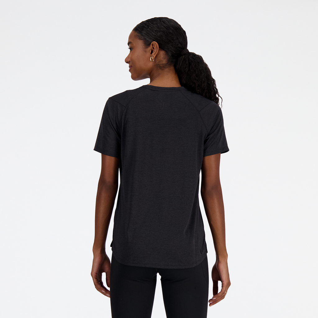 W NB Athletics Short Sleeve black heather model_bild_back_brandshop