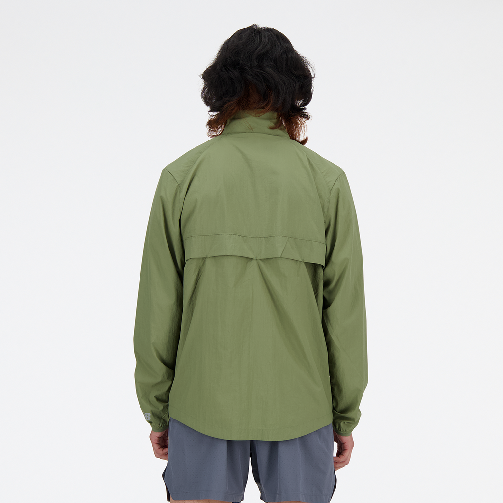 NB Athletics Graphic Packable Run Jacket dark olivine model_bild_back_brandshop