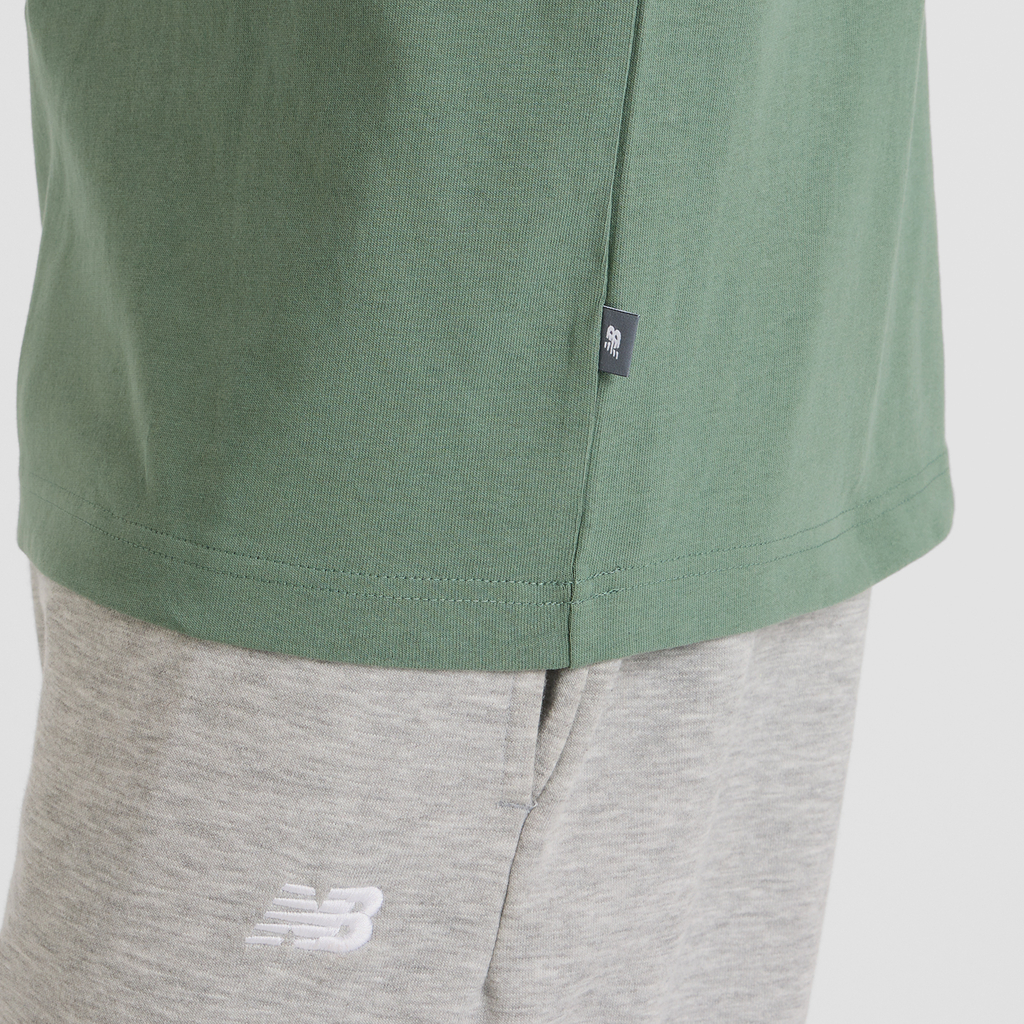 New Balance Athletics Premium Chest Logo T-Shirt in GRÜN