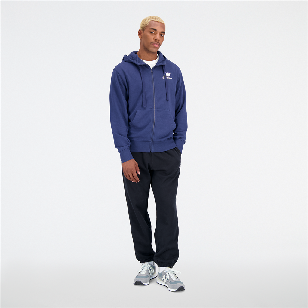 Essentials Stacked Logo Jacket nb navy model_bild_brandshop