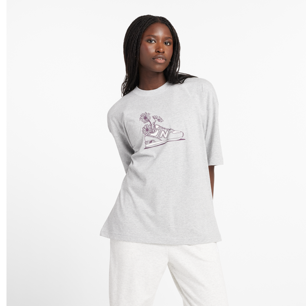 W New Balance Oversized Flower T-Shirt athletic grey Hauptbild_brandshop