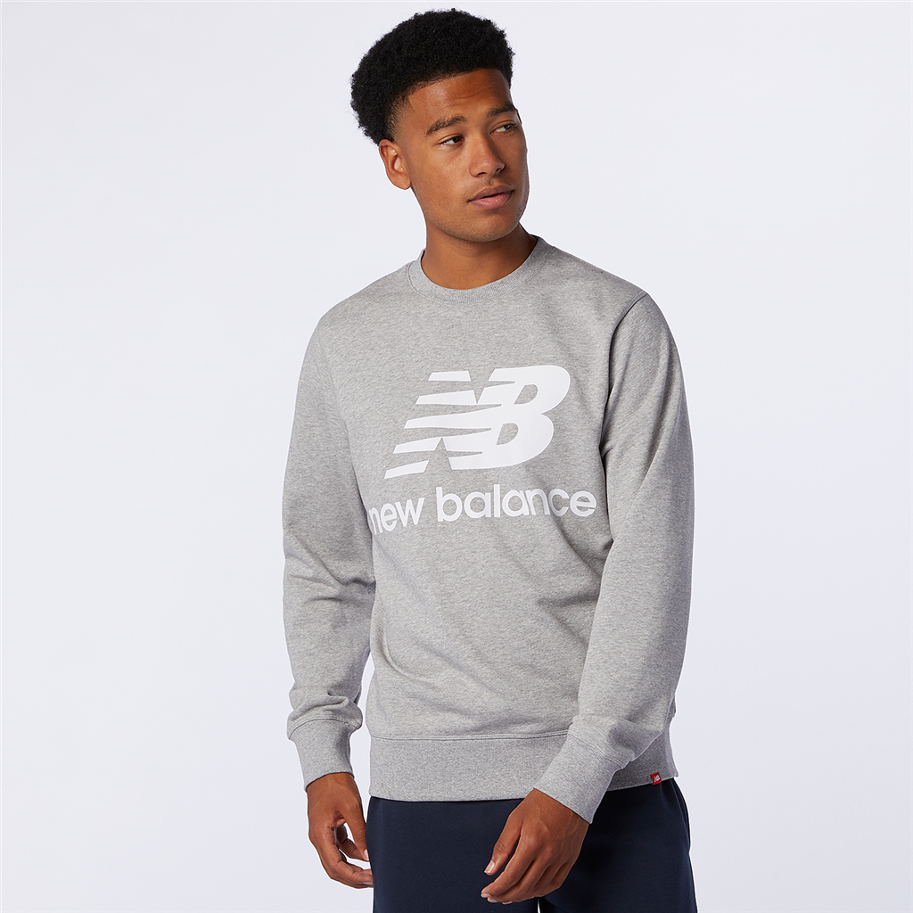 Essentials Stacked Logo Crew athletic grey model_bild_brandshop