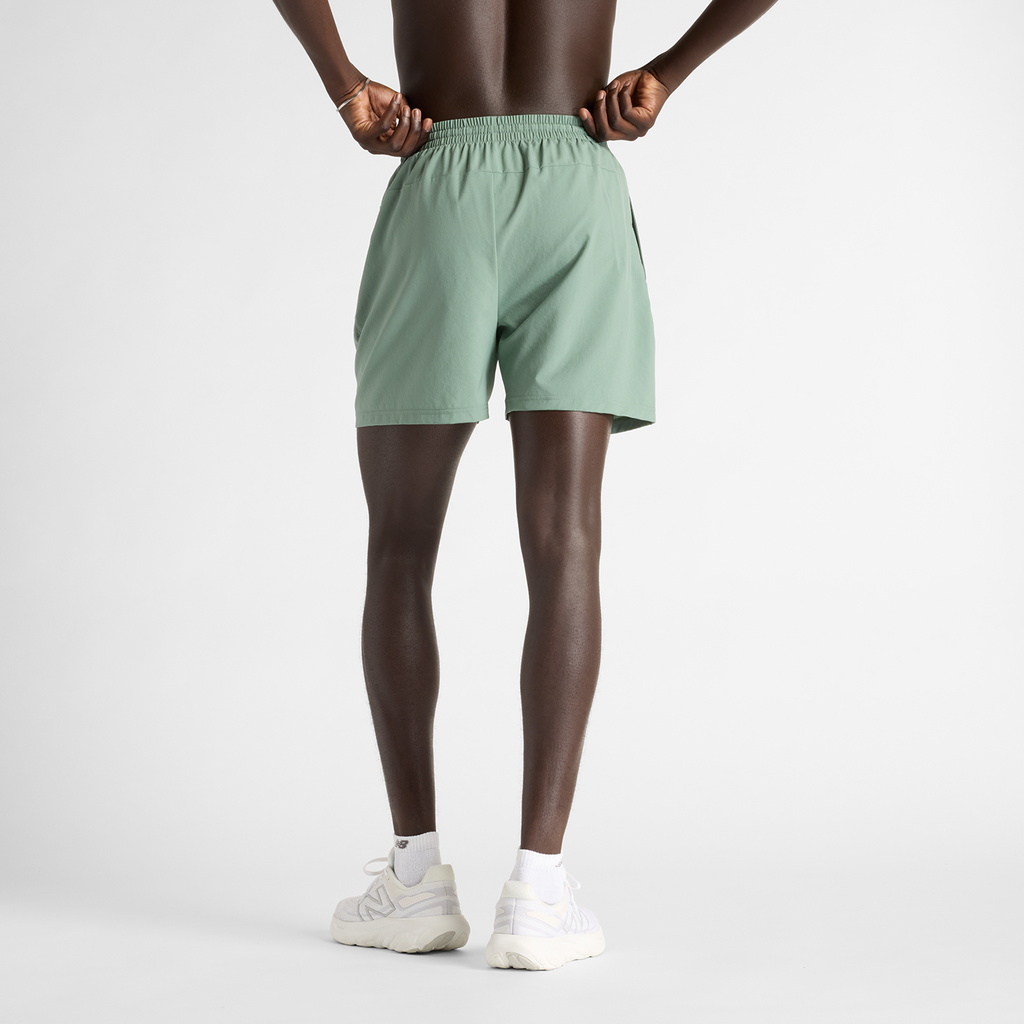New Balance Sports Essentials Short 5 Inch Brief in GRÜN