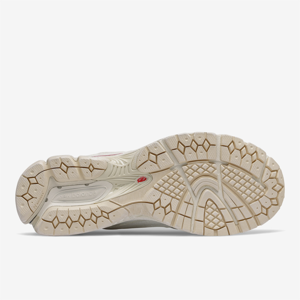 New Balance 2002R Protection Pack in WEISS