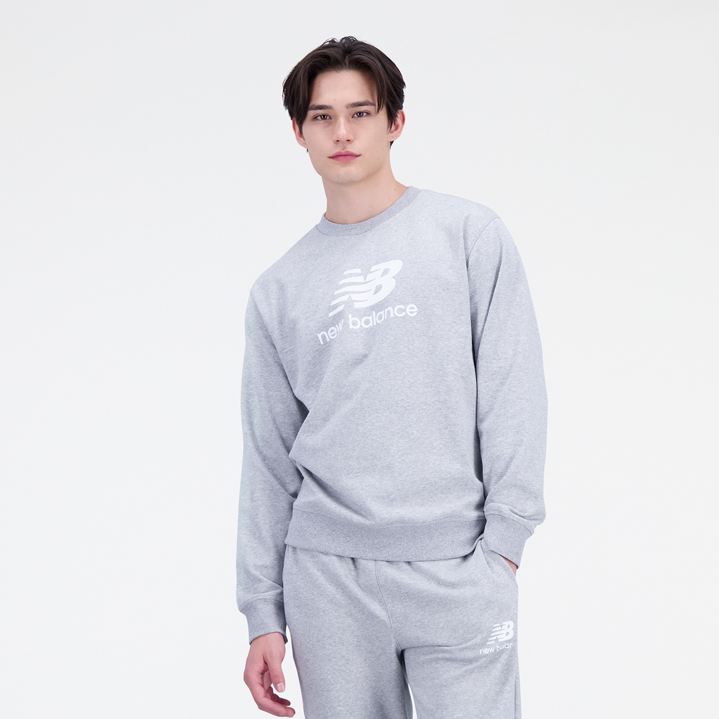 Essentials Stacked Logo Crew athletic grey model_bild_brandshop