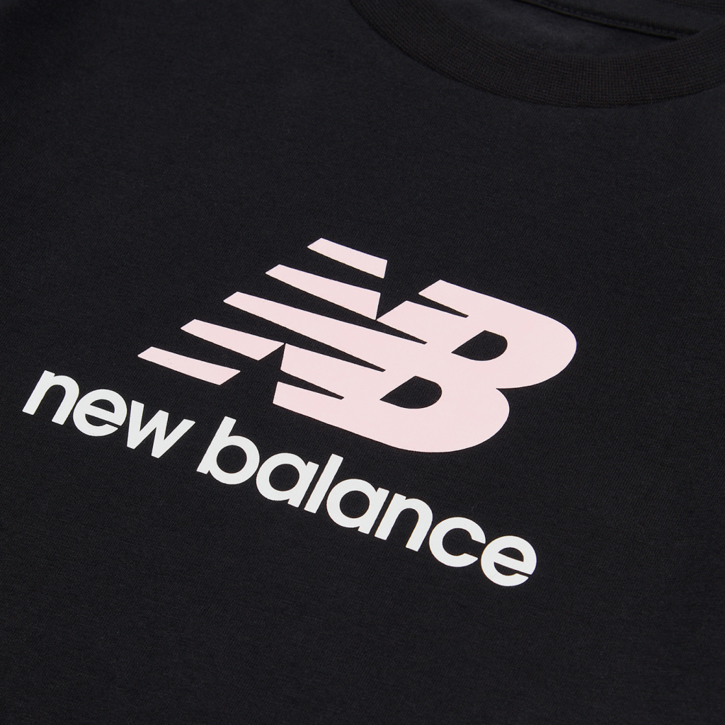 New Balance G NEW BALANCE JERSEY STACKED LOGO TEE in SCHWARZ