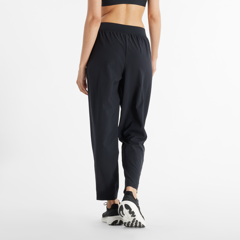 W Sport Essentials Performance Woven Pant black model_bild_back_brandshop