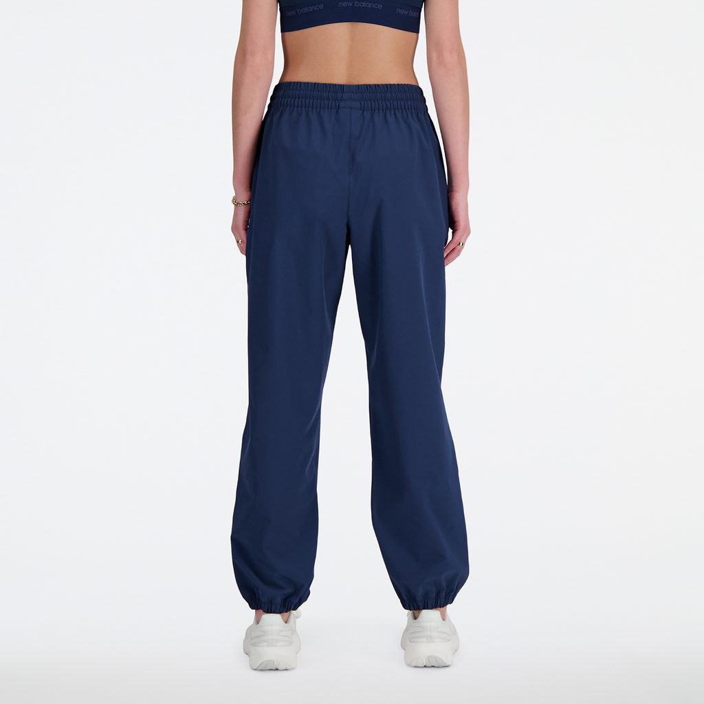 W NB Athletics Stretch Woven Jogger nb navy model_bild_back_brandshop