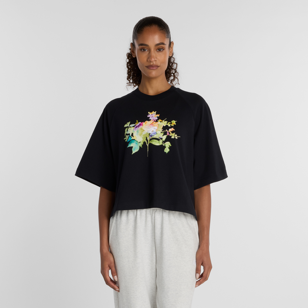 New Balance W Watercolor Multi Boxy T-Shirt in SCHWARZ