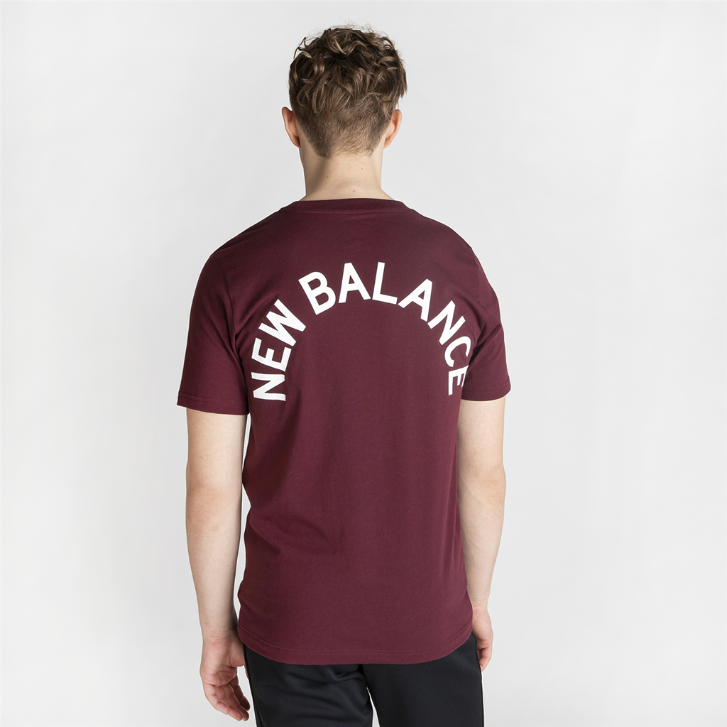 NB Classic Arch Tee burgundy model_bild_back_brandshop