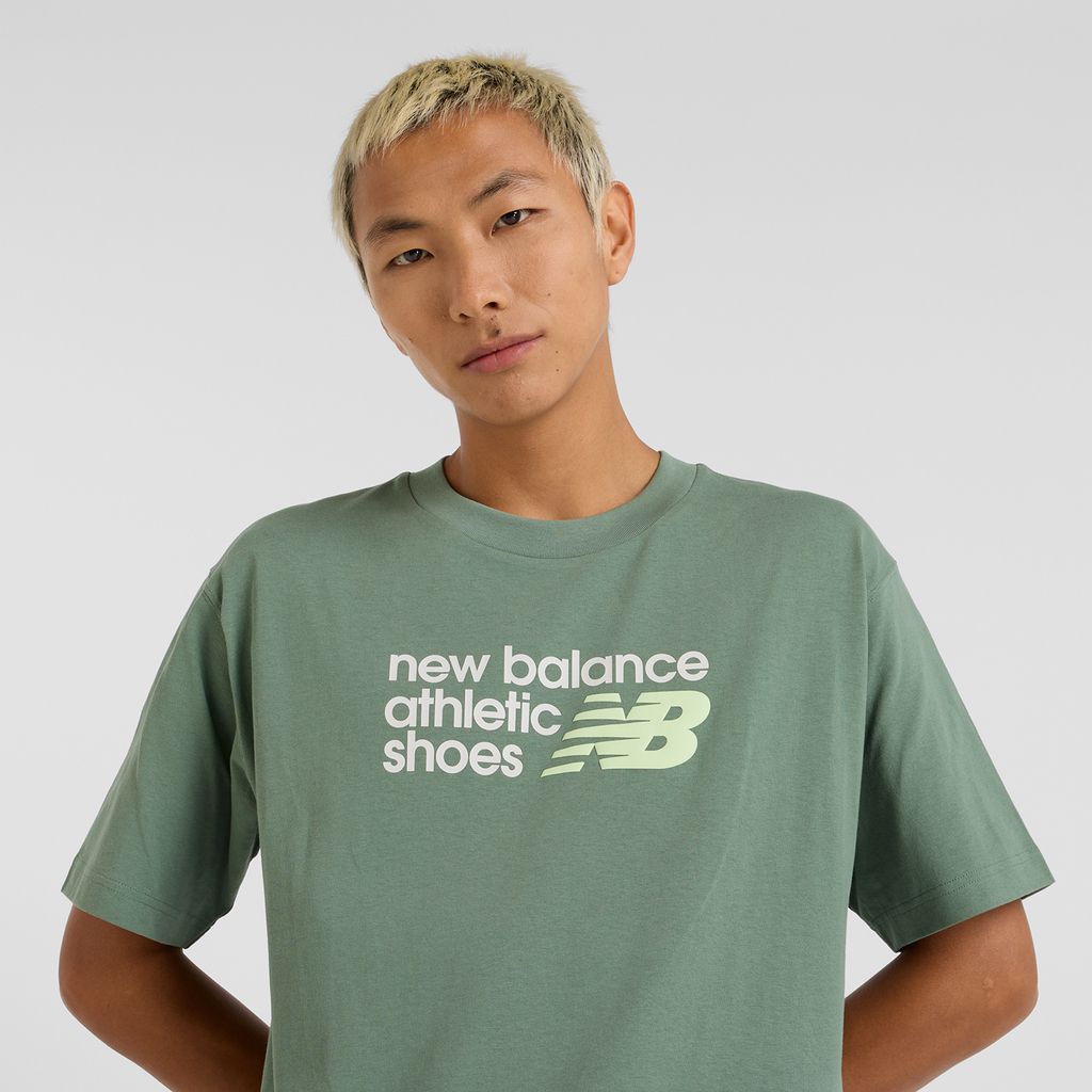 New Balance Athletics Premium Chest Logo T-Shirt in GRÜN