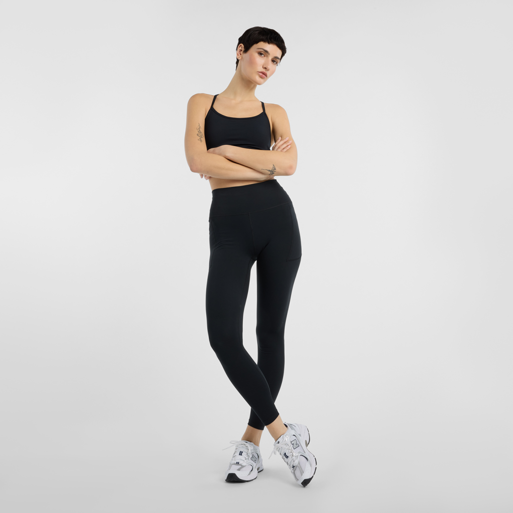 New Balance W NB Essential Yoga Bra in SCHWARZ