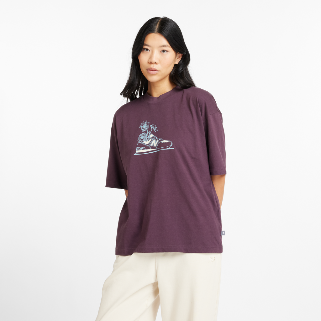 W New Balance Oversized Flower T-Shirt plum brown Hauptbild_brandshop