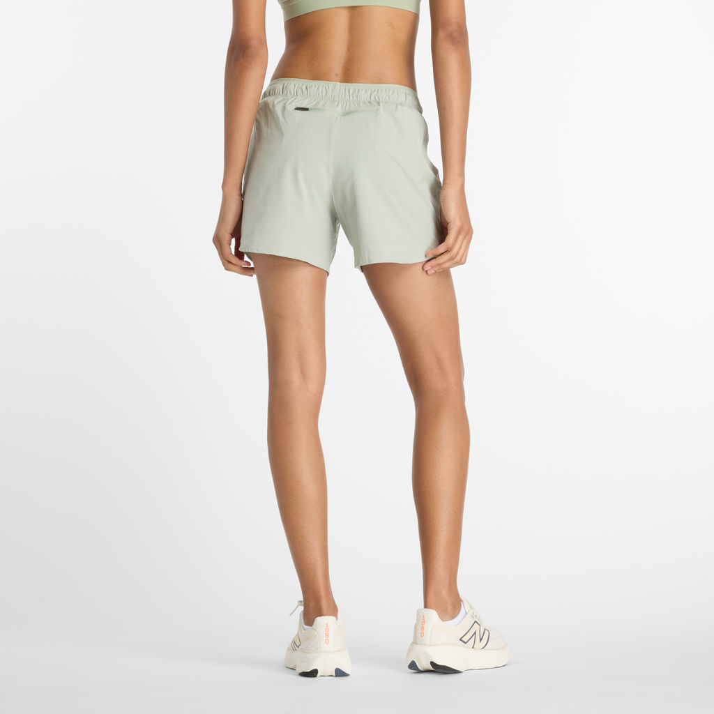 New Balance W RC Seamless Short 5 Inch in GRÜN