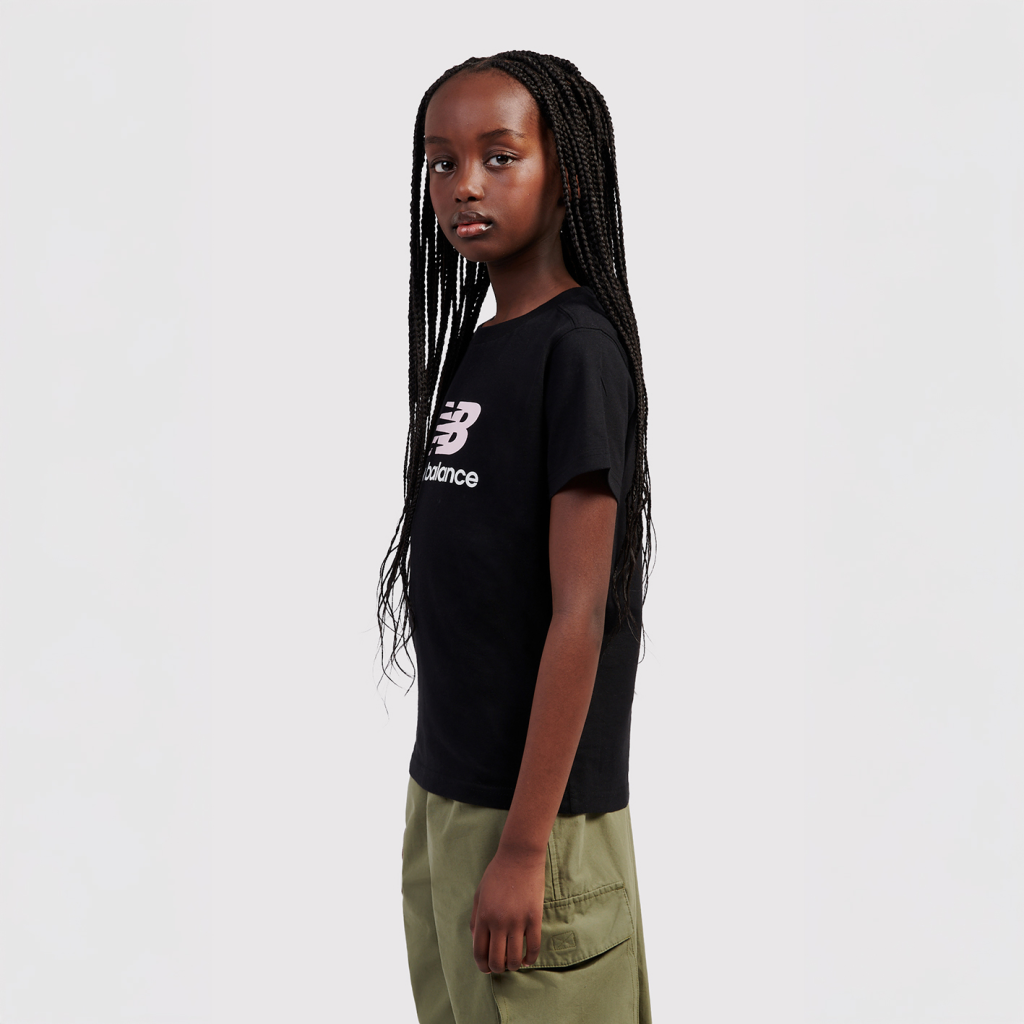 New Balance G NEW BALANCE JERSEY STACKED LOGO TEE in SCHWARZ