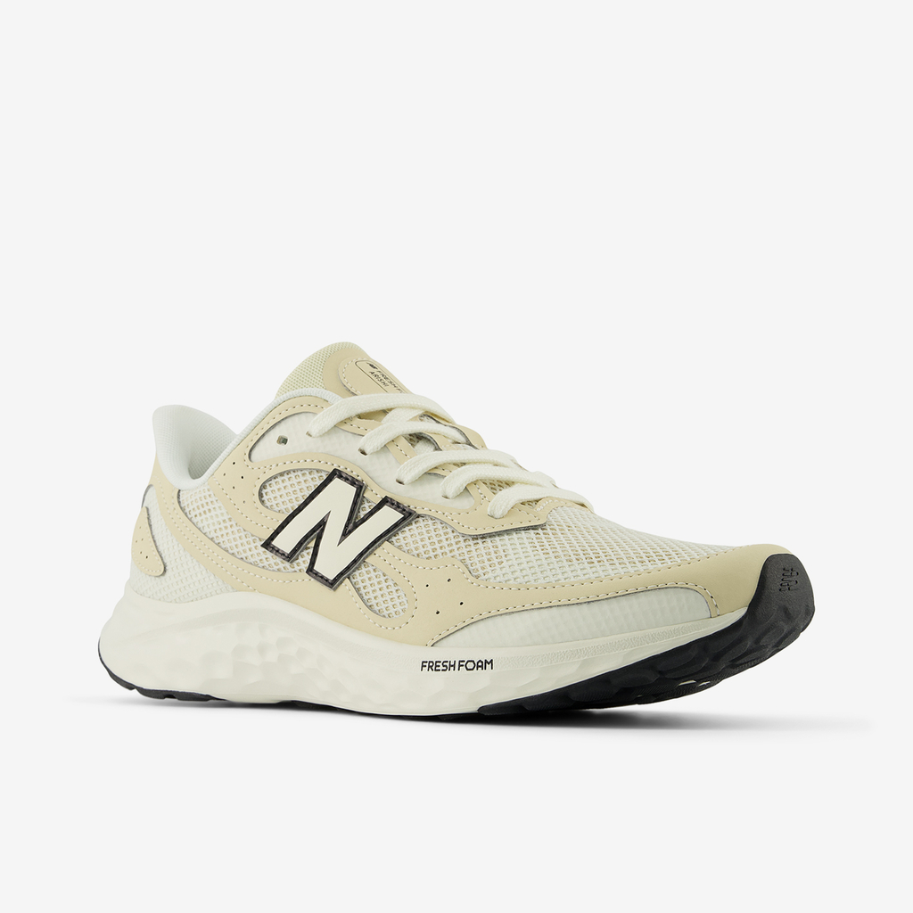 New Balance M Arishi v4 Laufschuhe in BEIGE